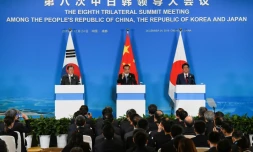 Le Premier ministre chinois Li Keqian (c), le président sud-coréen Moon Jae-in et le Premier ministre japonais Shinzo Abe lors d'un sommet tripartite, le 24 décembre 2019 à Chengdu, en Chine