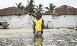 Le pêcheur Hassan Kargbo devant des cabanes de l'île de Nyangai, au large de la Sierra Leone, le 30 avril 2025