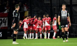 La joie des Monégasques, aprÚs l'ouverture du score par leur attaquant néerlandais Myron Boadu (c) sur la pelouse d'Angers, lors de l6e journée de Ligue 1, le 1er décembre 2021 au stade Raymond-Kopa