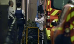 Experts et policiers devant le bar où deux hommes ont tués par balles le 6 septembre 2016 à Marseille