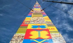 Photo prise le 27 décembre 2017 dans la ville israélienne de Tel-Aviv d'une tour en Lego de 36 mètres de haut