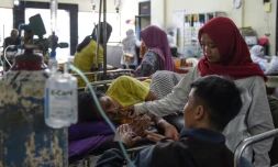 Un rescapé du tsunami entouré de sa famille dans un hôpital à Kalianda en Indonésie le 25 décembre 2018