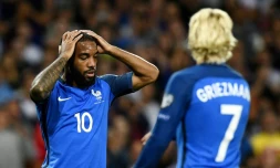 Réaction de l'attaquant des Bleus Alexandre Lacazette après avoir raté un but face au Luxembourg en qualif du Mondial-2018, le 3 septembre 2017 à Toulouse