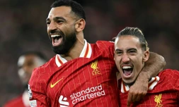 L'attaquant égyptien de Liverpool Mohamed Salah (g.) après son but à domicile en Ligue des champions contre Bologne, le 2 octobre 2024