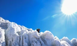 Le glaciologue suisse Andreas Henz descend le glacier du Pamir lors de l'expédition "Pamir-Ice-Memory", à Kon Chukurbashi, dans l'est du Tadjikistan, le 24 septembre 2025