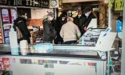 Des policiers vérifient le respect des normes dans un restaurant à Paris, le 3 février 2021