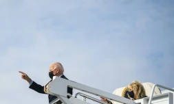 Le président Joe Biden et son épouse Jill Biden arrivent à Andrews Air Force Base (Maryland), le 4 octobre