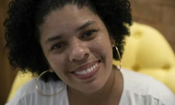 Ayant bénéficié de traitements de dentistes bénévoles pour récupérer une dentition détruite sous les coups de ses compagnons, Ana Claudia, 37 ans, sourit lors d'un entretien à l'AFP à Rio de Janeiro le 9 septembre 2019