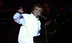 Le chanteur et compositeur italien Toto Cutugno sur scĂšne Ă Carthage, en Tunisie, le 26 juillet 2002