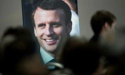 Une affiche du président français Emmanuel Macron pour la campagne des législatives à Angers, dans l'ouest de la France, le 7 juin 2017