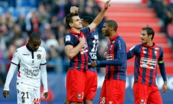 L'attaquant Ivan Santini inscrit le but de la victoire sur penalty en faveur de Caen face à Nice au stade Michel d'Ornano, le 6 novembre 2016 