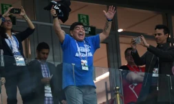 Diego Maradona enthousiatste avant le coup d'envoi du match Argentine-Croatie, le 21 juin 2018 à Nijni Novgorod 