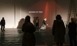 Des acteurs sur scène lors d'une répétition de la pièce "Les Troyennes" au Centre de décontamination culturelle à Belgrade, le 21 novembre 2024 en Serbie