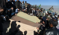 Des chiites enterrent leurs morts au lendemain de l'attentat suicide revendiqué par le groupe Etat islamique, à Kaboul, le 29 décembre 2017