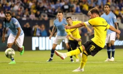 Le capitaine du Borussia Dortmund Mario Götze transforme un penalty contre Manchester City en match de pré-saison à Chicago, le20 juillet 2018