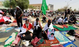 Des partisans du chef chiite irakien Moqtada Sadr se réunissent près du Parlement pour la prière du vendredi, le 12 août 2022 à Bagdad