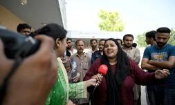 Jaweria, dont le nouveau né est mort dans l'incendie d'un service de maternité d'un hôpital à Islamabad, parle aux médias le 26 août 2026