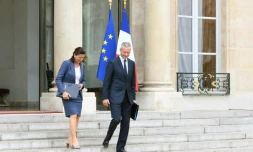 La ministre de la Santé Agnès Buzyn (G) et le ministre de l'Economie Bruno Le Maire, sortant de l'Elysée après un conseil des ministres, le 30 août 2017