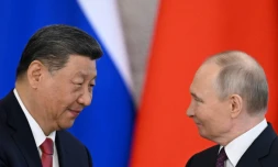 Les présidents russe Vladimir Poutine (d) et chinois Xi Jinping à Moscou, le 8 mai 2025