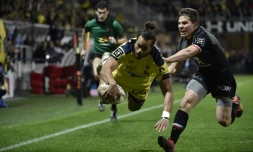 Le centre australien de Clermont Peter Betham (c) inscrit un essai lors du match nul à domicile 20-20 face à Toulouse en 12e journée de Top 14 le 23 décembre 2018