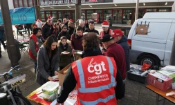 Banquet de Noël des cheminots grévistes devant la gare des Aubrais, près d'Orléans, le 23 décembre 2019