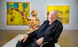 L'artiste allemand Georg Baselitz devant certaines de ses œuvres exposées au Centre Pompidou avant l'exposition "Baselitz - la rétrospective" à Paris, le 16 octobre 2021