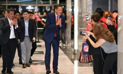 L'entrepreneur Srettha Thavisin (c), désigné Premier ministre par le Parlement, salue ses partisans au siÚge du parti Pheu Thai, le 22 août 2023 à Bangkok