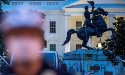 Des cordes pendent de la statue de l'ancien président américain Andrew Jackson, taguée, que des manifestants ont voulu mettre à bas, le 22 juin 2020 devant la Maison Blanche, à Washington