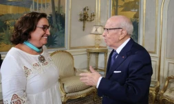 Le président tunisien Beji Caïd Essebsi avec la présidente de la Commission pour les libertés individuelles et l'égalité qui a proposé l'égalité dans l'héritage pour les hommes et les femmes. Photo fournie le 13 août 2018 par les services de la présidence