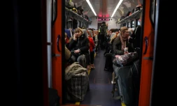 Des personnes fuyant l'Ukraine prennent un train à la gare de Lviv, le 16 mars 2022, pour se rendre en Pologne