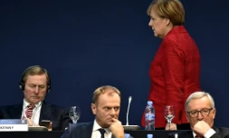 La chancelière allemande, Angela Merkel, le président de la Commission européenne, Jean-Claude Juncker (d) et le polonais Donald Tusk (c), président du Conseil européen, le 22 octobre 2015 à Madrid, lors d'un congrès des conservateurs européens  
