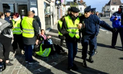 Protestation de "gilets jaunes" à Albert, dans la Somme, le 9 novembre 2018