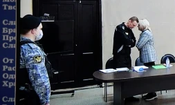 L'opposant russe Alexeï Navalny s'entretient avec son avocate Olga Mikhailova lors de l'énoncé de son jugement le 22 mars 2022 dans la colonie pénitentiaire de Pokrov prÚs de Moscou