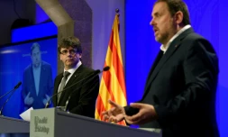 Le président régional de Catalogne Carles Puigdemont (g) et le vice-président régional Oriol Junqueras, lors d'une conférence de presse à Barcelone, le 14 juillet 2017