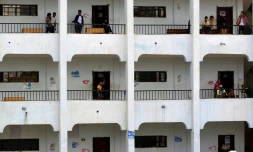 Des déplacés yéménites qui ont fui la ville rebelle de Hodeida, cible d'une offensive gouvernementale, installés dans une école dans la capitale Sanaa, le 22 juin 2018