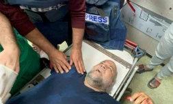 Wael Al-Dahdouh, correspondant vétéran d'Al-Jazeera, reçoit des soins à l'hÎpital Nasser de Khan Yunis, dans le sud de la bande de Gaza, le 15 décembre 2023