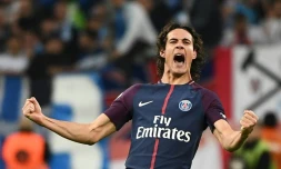 L'attaquant Edinson Cavani arrache le nul, sur coup franc, pour le PSG face à l'OM au Vélodrome, le 22 octobre 2017