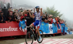 Thibaut Pinot, vainqueur en solitaire de la 15e étape de La Vuelta, au sommet des lacs de Covadonga, le 9 septembre 2018