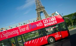 Un bus touristique devant la Tour Eiffel, le 3 août 2012 à Paris