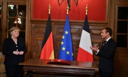 Le président Emmanuel Macron félicite la chancelière Angela Merkel, après l'avoir élevée à la dignité de grand-croix de la Légion d'honneur, le 3 novembre 2021 à Beaune, en France