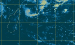 La perturbation tropicale se situe à 805 km au Nord de La Réunion (image: Météo France)