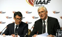 Le président de l'IAAF Sebastian Coe (g) et le Norvégien Rune Andersen, président de la Task Force consacrée à la Russie, le 17 juin 2016 à Vienne