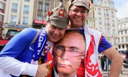 Des supporteurs russes dont un portant un T-shirt à l'effigie du président Vladimir Poutine avant le match Russie-Slovaquie, à Lille, le 15 juin 2016