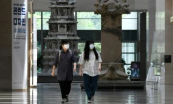 Deux femmes visitent le Musée national de Corée, le 6 mai 2020 à Séoul, en Corée du Sud