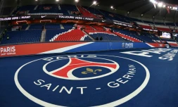 Le logo du Paris Saint-Germain, sacrĂ© champion de France aprĂšs l'arrĂȘt de la saison 2019-2020 pour cause de pandĂ©mie de coronavirus, photographiĂ© au Parc des princes avant un match de Ligue 1 opposant le PSG Ă Lille le 2 novembre 2018.