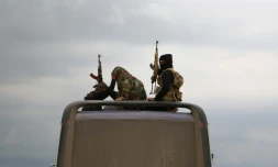 Un bus transportant des rebelles du groupe Jaich al-Islam et leurs familles évacués de la ville de Douma, dans la Ghouta orientale, arrivent à un point de contrÎle prÚs de la ville d'Al-Bab, dans le nord du pays, le 10 avril 2018