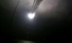 Image extraite d'une vidéo publiée sur le site internet officiel du ministère russe de la défense le 7 octobre 2015 censée montrer un navire de guerre russe lançant un missile de croisière dans la mer caspienne pendant une frappe contre les positions du groupe EI en Syrie
