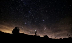 Dans le cadre de ce projet sur deux ans, les scientifiques devront choisir les 20.000 systèmes solaires les plus proches parmi ceux qui gravitent autour de quelque 70.000 naines rouges.