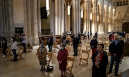 PriÚre lors d'une messe à la cathédrale Saint-Jean de Lyon le 23 mai 2020, alors que les lieux de culte ont été autorisés à rouvrir