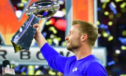 L'entraîneur des Los Angeles Rams Sean McVay brandit le trophée du Super Bowl remporté par son équipe, à Ingelwood le 13 février 2022